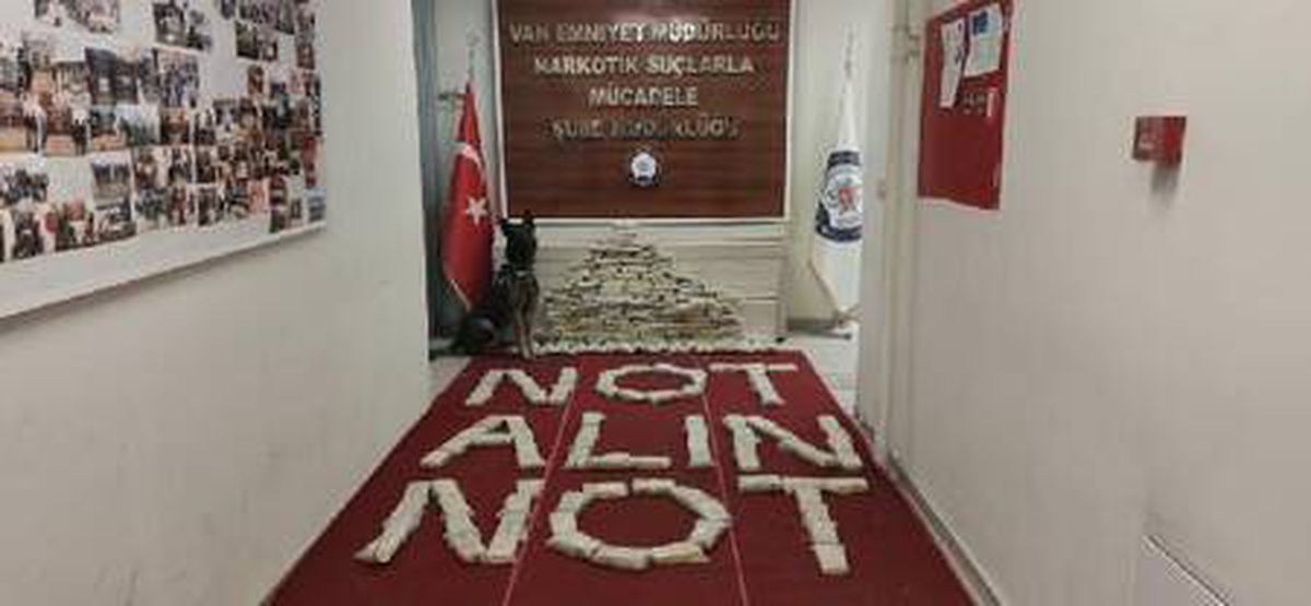 Van\'da 220 kilo eroin ele geçirildi; polis \'Not alın not\' yazdı