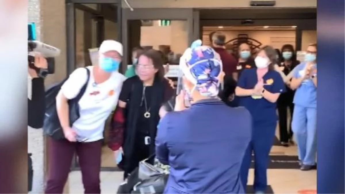 Son dakika: ABD\'de 8 ay koronavirüsle savaşan hemşire hastaneden alkışlarla taburcu oldu