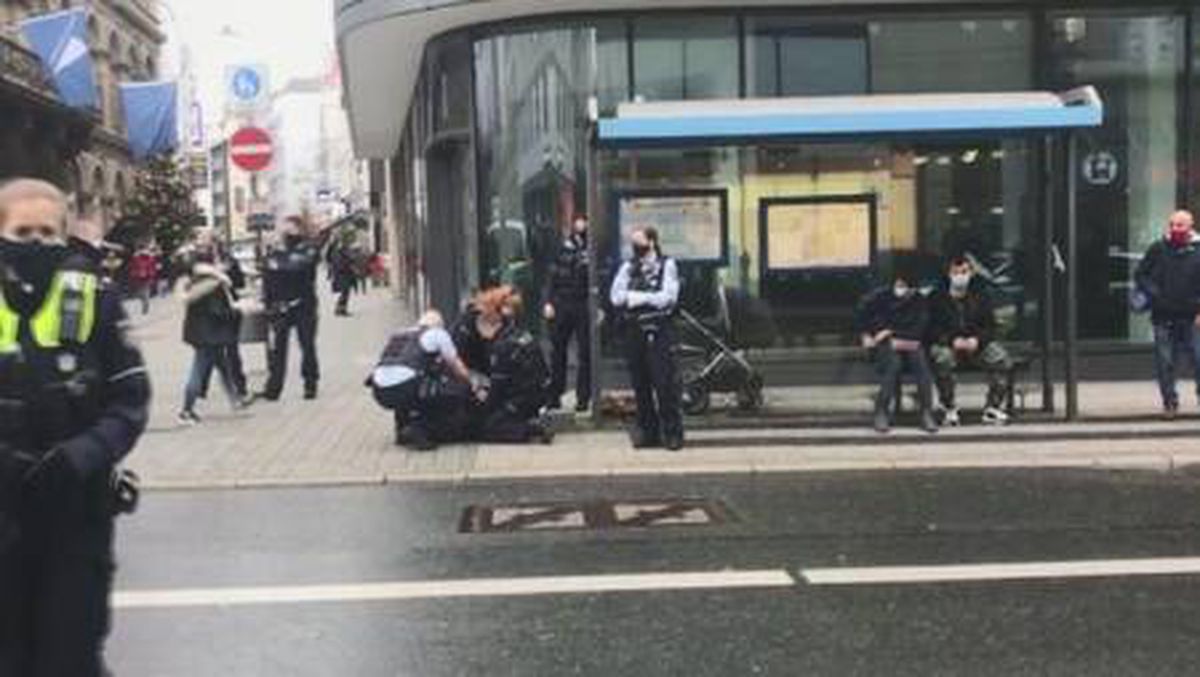 Almanya\'da polisin şiddet uyguladığı başörtülü kadın Alman çıktı