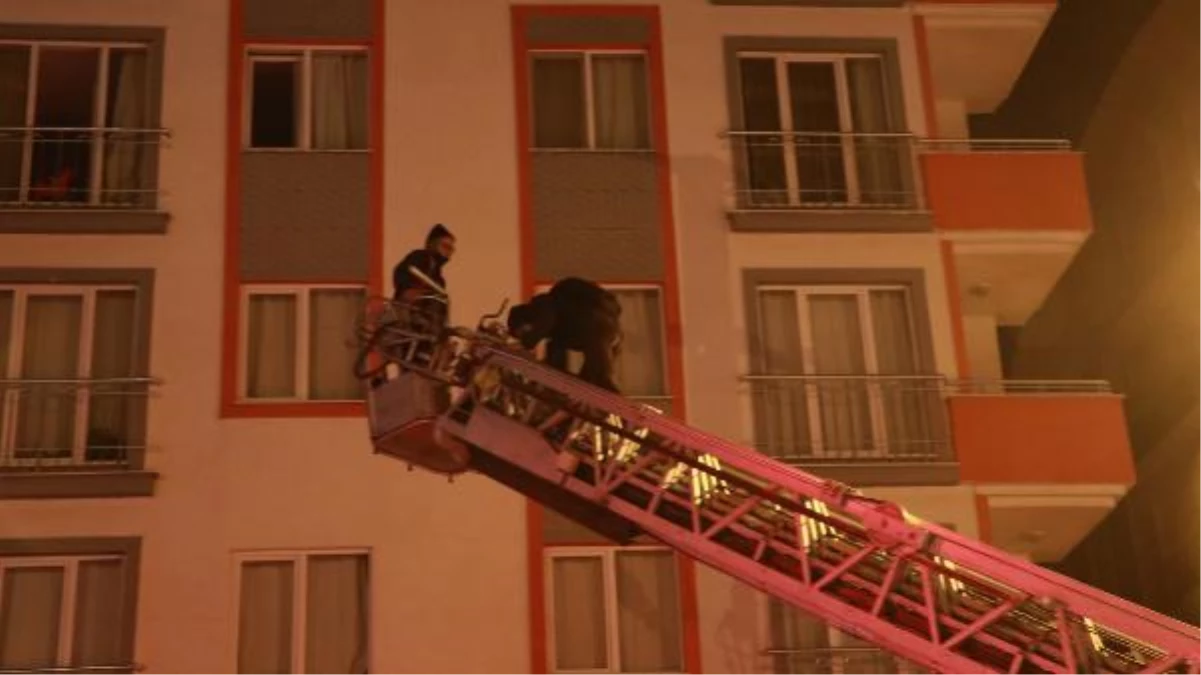 Apartmanın elektrik panosu yandı, vatandaşları itfaiye kurtardı