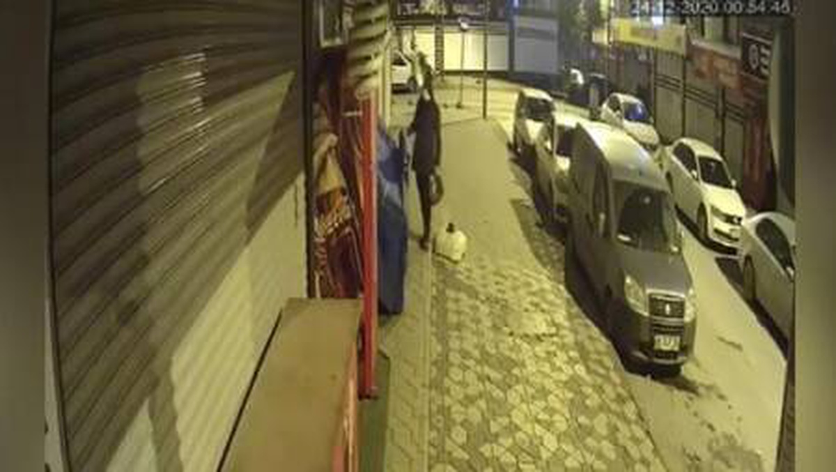 Arnavutköy\'de marketin manav reyonundan hırsızlık anları kamerada