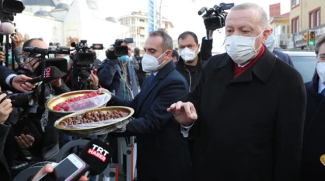 Cumhurbaşkanı Erdoğan gazetecilere pestil ve köme ikram etti: Bunu yiyene korona gelmez - Son Dakika Ekonomi