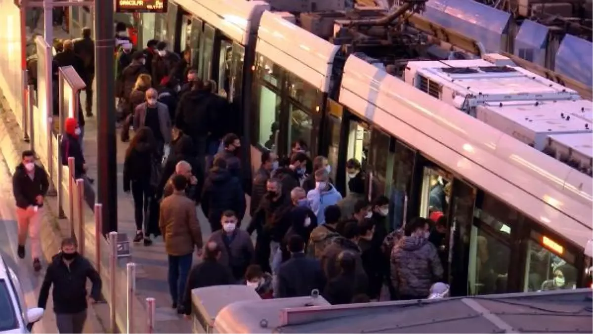 Fatih Aksaray\'da tramvay kapısı kalabalıktan kapanmadı