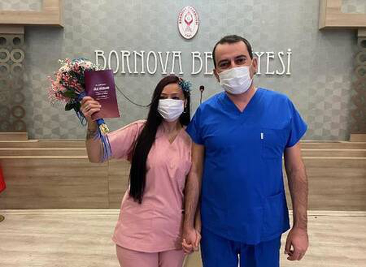 Gelinliği \'hemşire önlüğü\', gelin arabası ise \'ambulans\' oldu