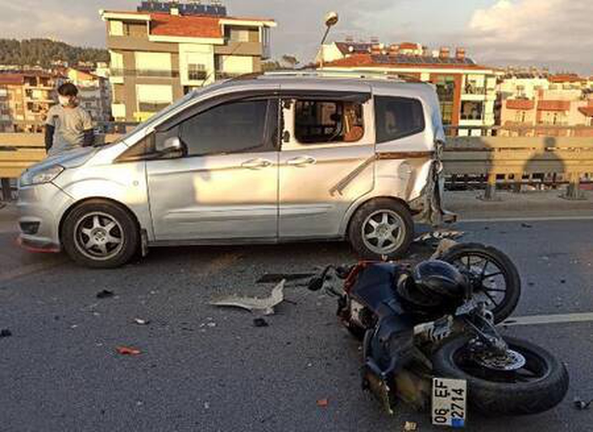İntihara kalkışan kadına yardım için park ettiği aracına motosiklet çarptı