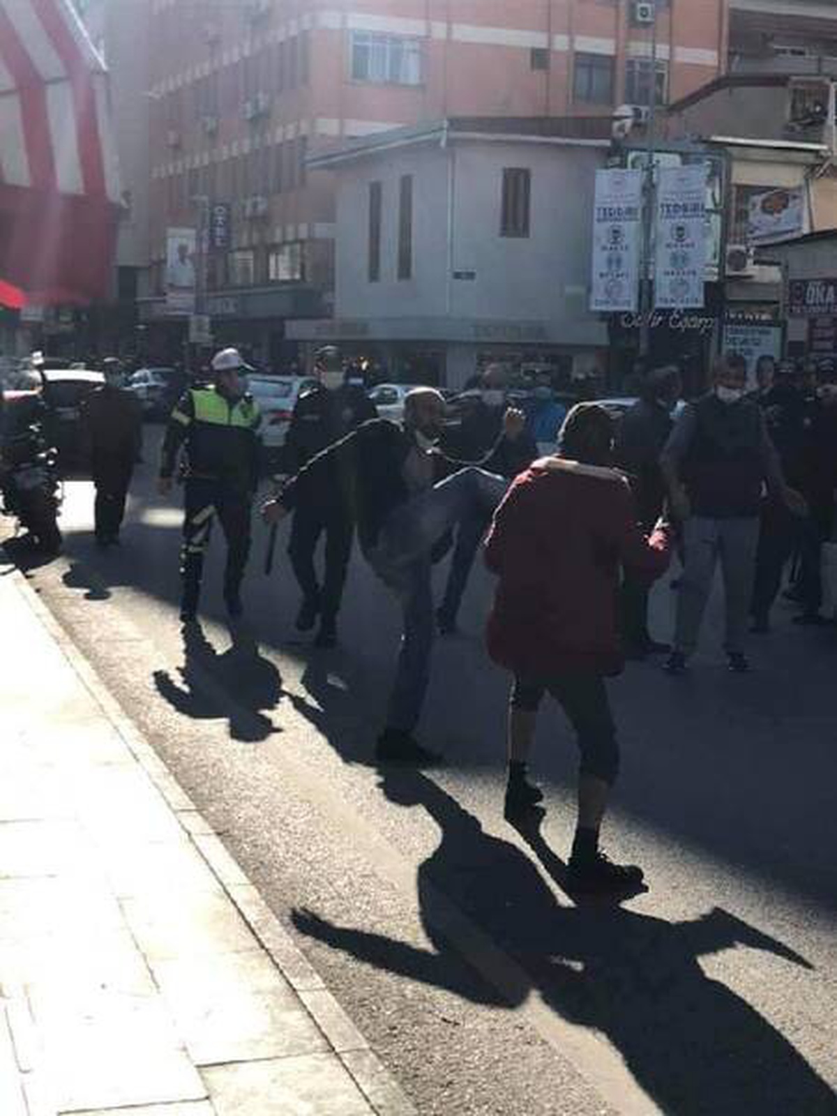 Kimlik soran polise bıçak çeken göçmen gözaltına alındı