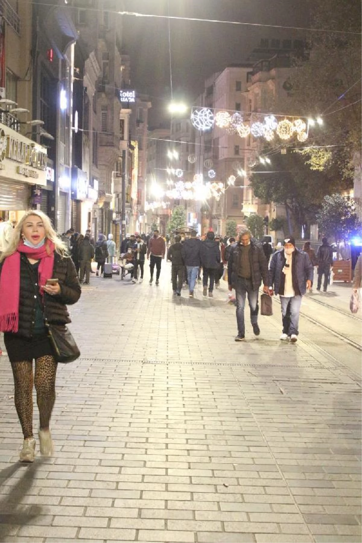 Kısıtlamanın başlamasıyla İstiklal Caddesi turistlere kaldı