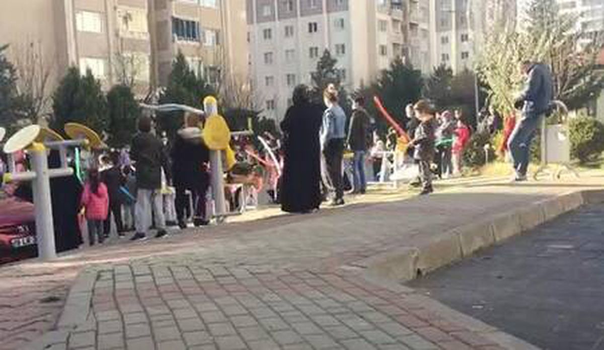 Son dakika: Koronavirüse rağmen parkta çocuklarla etkinlik kamerada