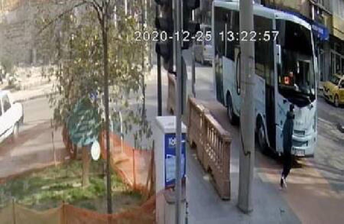 Manisa\'da halk otobüsü çarpan genç yaşamını yitirdi