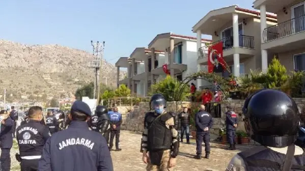 Son dakika haber | Marmaris'te kaçak yapıları yıkılanlardan CHP'li vekile tepki: Her şeyimiz yıkılmış, gelmiş şov yapıyorsunuz