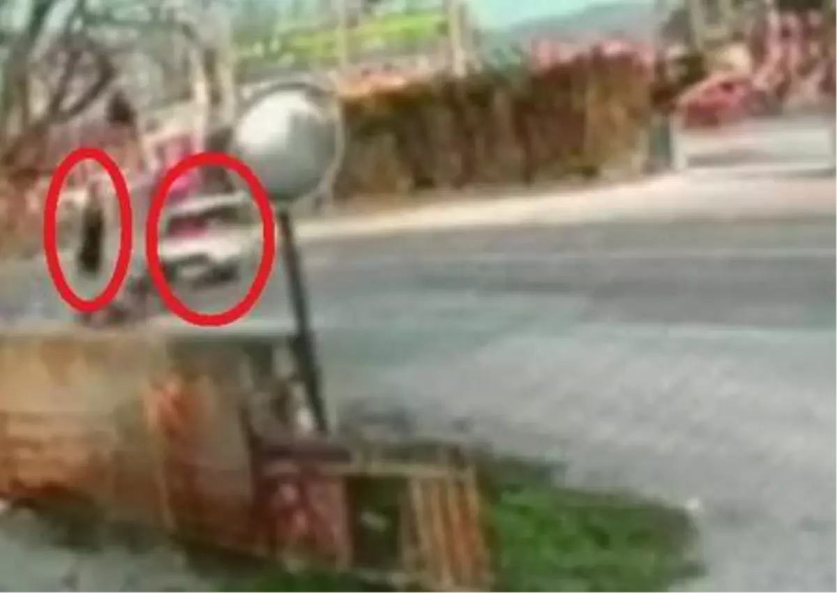 Motosiklet sürücüsünün 'havaya fırladığı' kaza anı kamerada