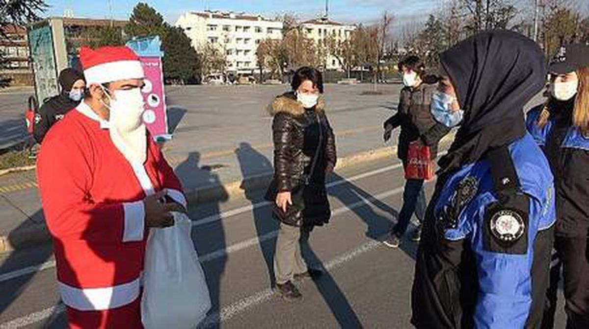 Noel Baba sağlık için maske dağıttı