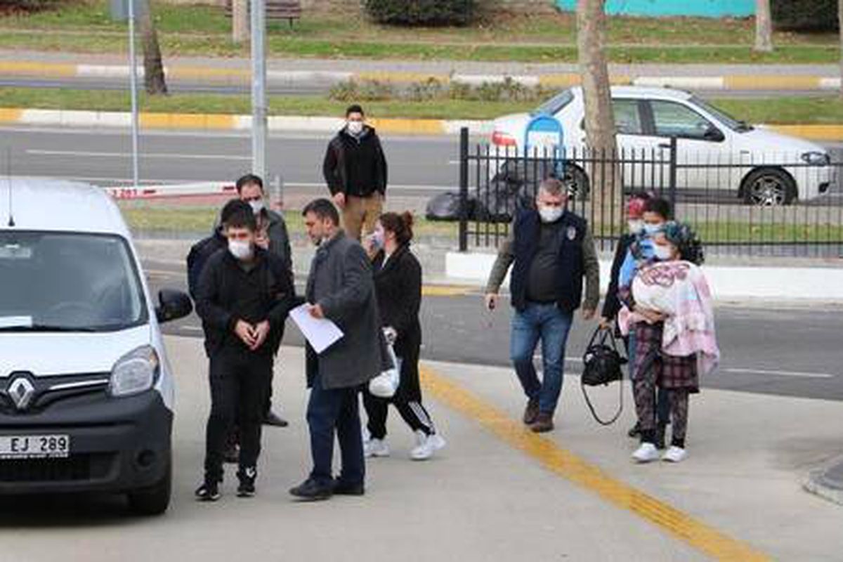 Son dakika haberi! Otomobille kaçarken 2 polisi yaralayan yankesicilik şüphelisi aile adliyede
