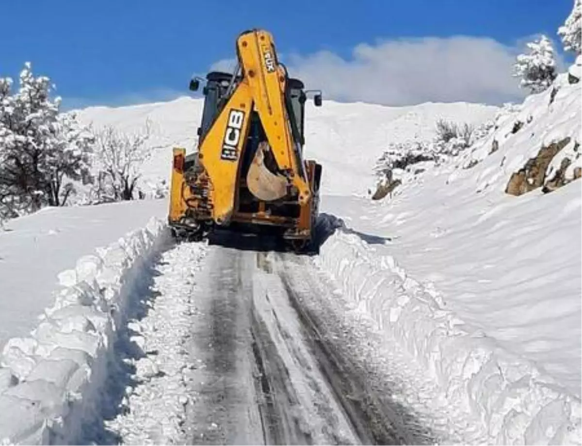 Siirt'te 18 köy yolu, kardan kapandı