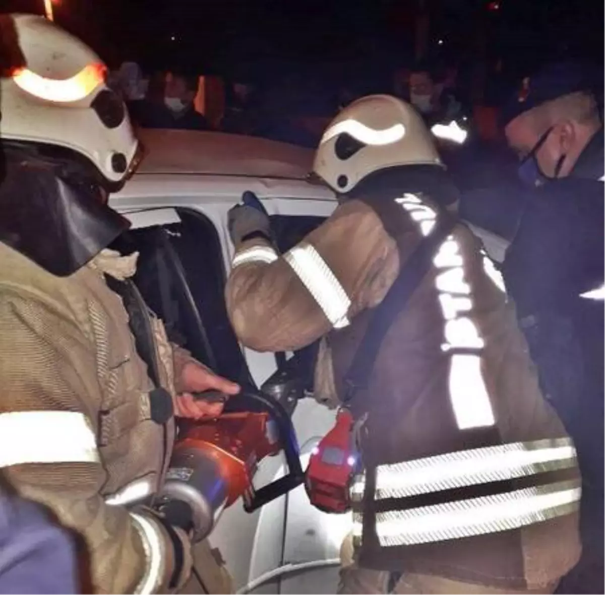 Silivri'de kontrolden çıkan otomobil bariyerlere çarptı: 5 yaralı