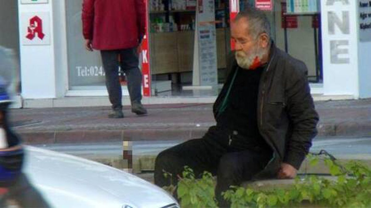 Sokağa çıkma yasağını delen yaşlı adam, gündüz vakti refüje çilingir sofrası kurdu