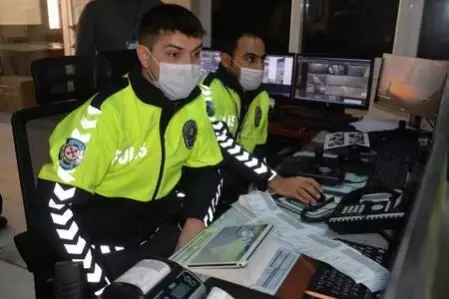 Trafik denetiminde dronu fark edince emniyet kemerini taktı Trafik denetiminde dronu fark edince emniyet kemerini taktı