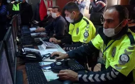 Trafik denetiminde dronu fark edince emniyet kemerini taktı Trafik denetiminde dronu fark edince emniyet kemerini taktı