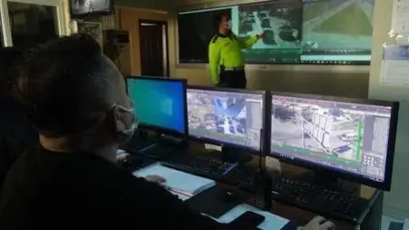 Trafik denetiminde dronu fark edince emniyet kemerini taktı Trafik denetiminde dronu fark edince emniyet kemerini taktı