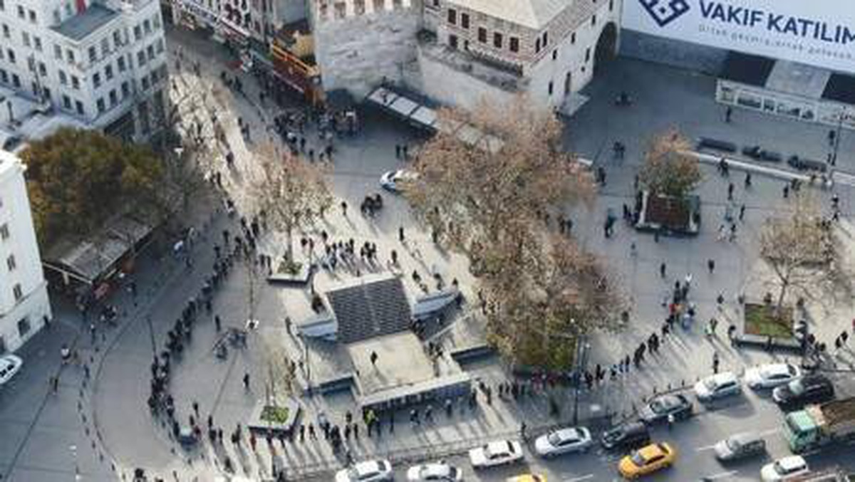 Yalnızca 6 gün kaldı; Eminönü\'nde metrelerce uzayan milli piyango bileti kuyruğu
