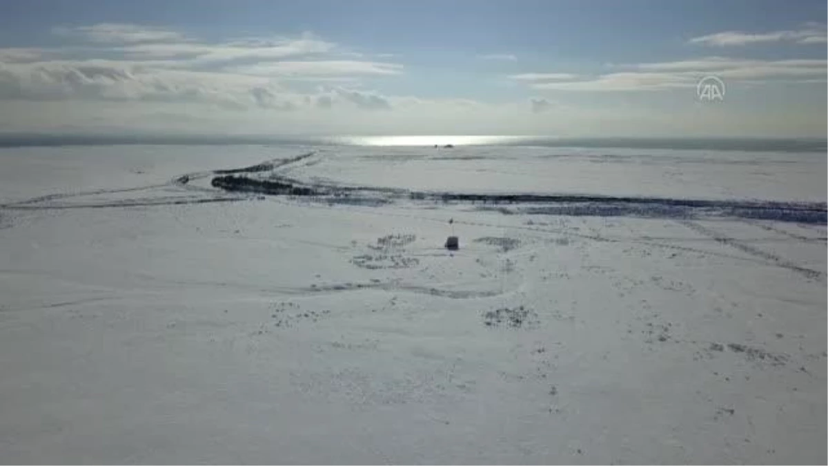Yüzeyi buz tutan göl, güzel görüntüler oluşturdu