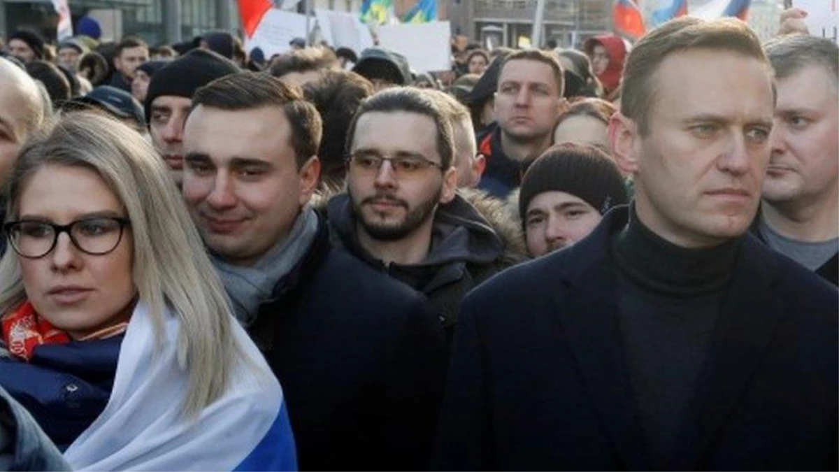 Zehirlenen Rus muhalif lider Navalni\'nin \'destekçilerinden biri polis baskınıyla gözaltına alındı\'