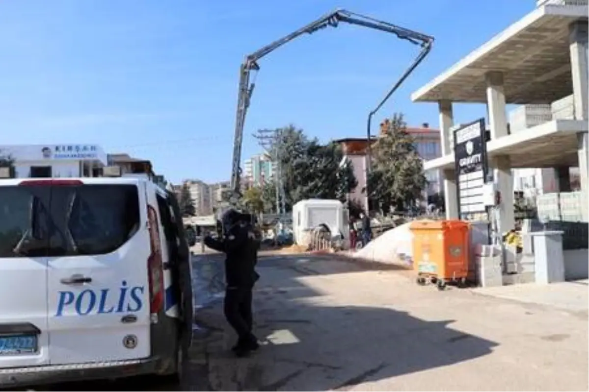 Çöken inşaatta, göçük altında kalan 2 işçi yaralandı