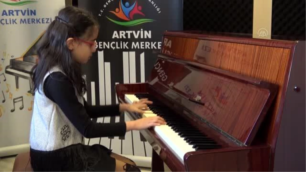 Genç piyanistler online sanat festivaline katıldı