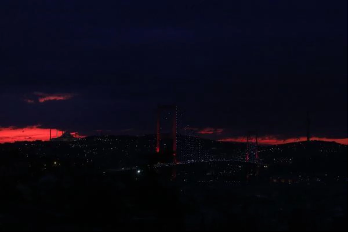 İstanbul\'da gün doğumuyla birlikte gökyüzü kızıla boyandı