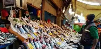İzmir'de, kısıtlamada açık olan balıkçılara ilgi