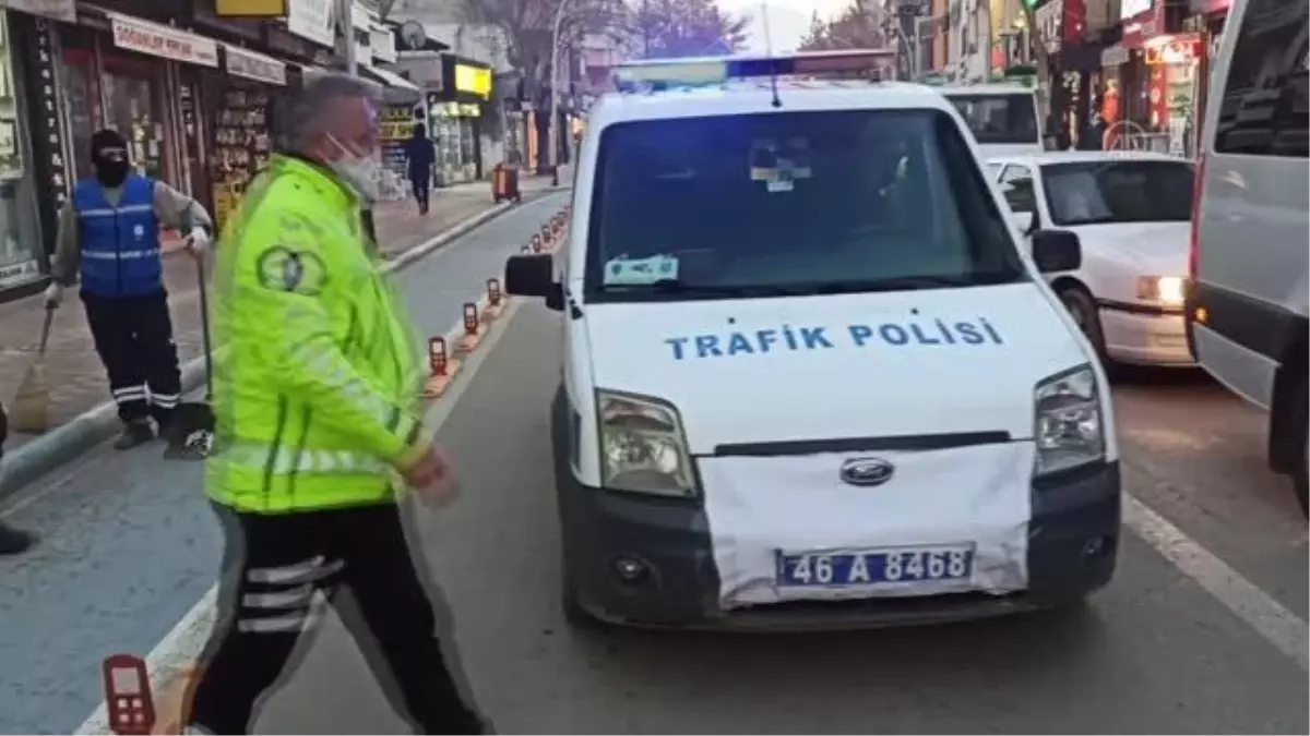 KAHRAMANMARAŞ - Polis aracının motoruna giren kedi yavrusunu polisler kurtardı