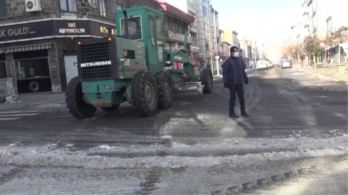 Kar yığınları kamyonlarla şehir dışına taşınıyor