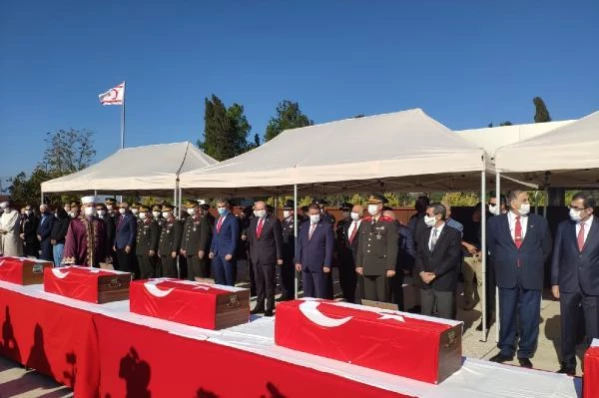 Kıbrıs'ta terör örgütü EOKA-B'nin katlettiği 14 çocuk, 46 yıl sonra resmi törenle toprağa verildi