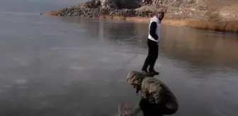 Önce buzun kalınlığını ölçtüler, sonra kaydılar