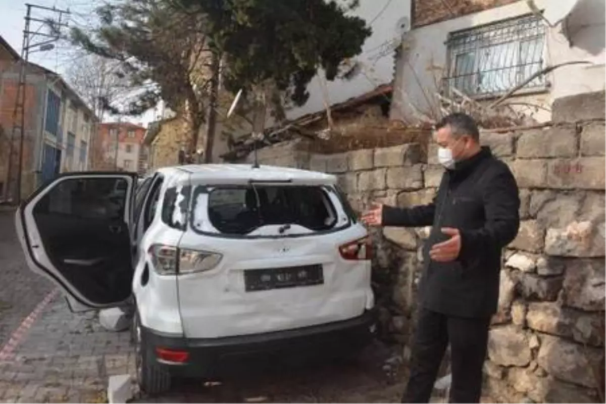 Park halindeki sıfır araca sopayla zarar verdi