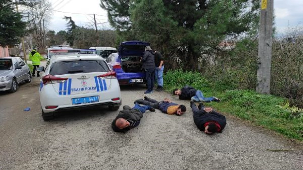 Polis, kaçmaya çalışan 4 kişiyi havaya ateş ederek yakaladı