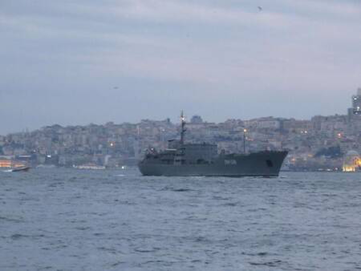 Rus savaş gemisi İstanbul Boğazı\'ndan geçti