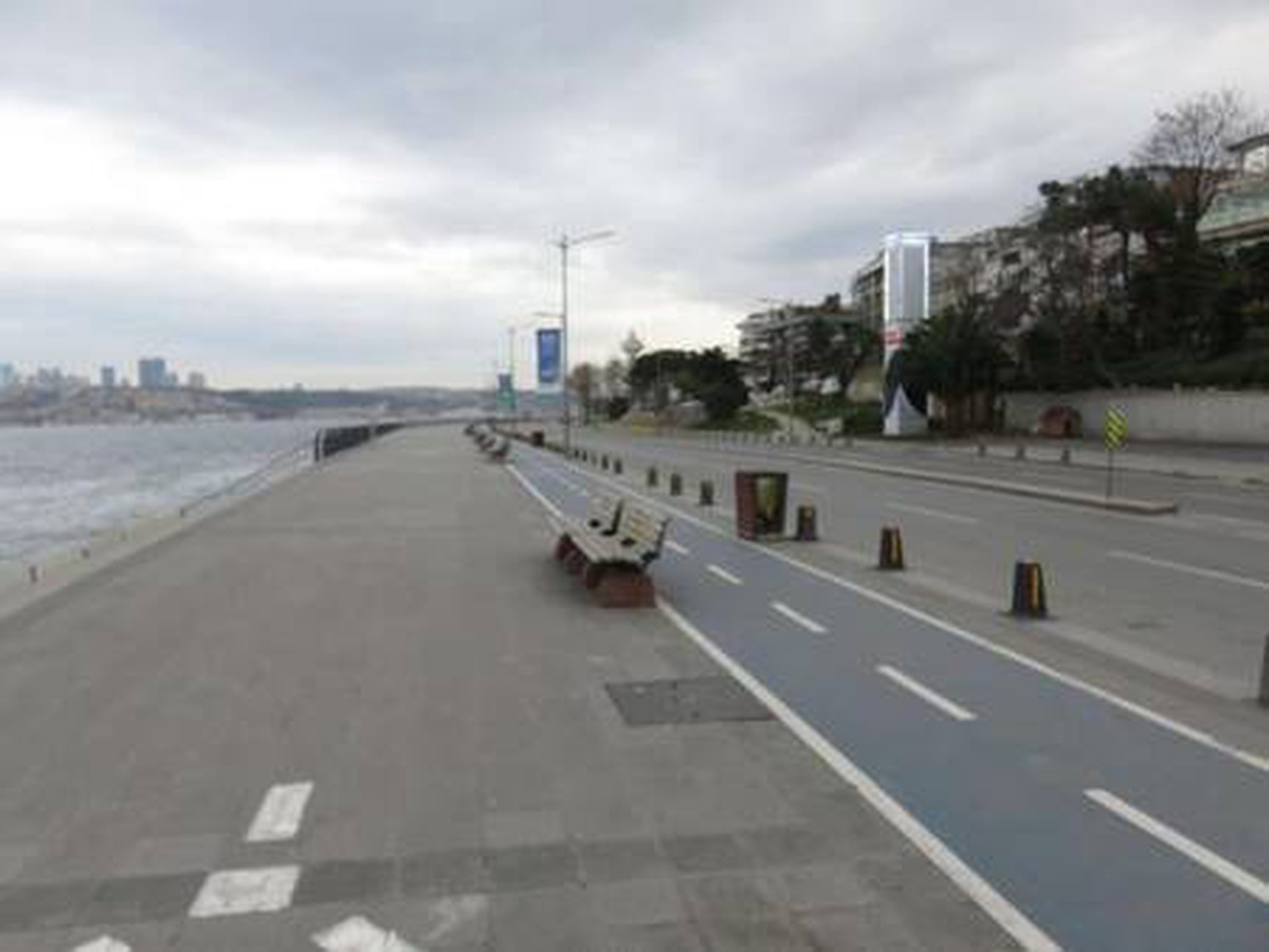 Sokağa çıkma kısıtlamasında Üsküdar Meydanı boş kaldı