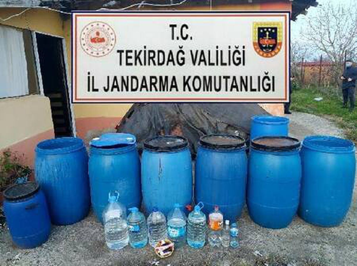 Tekirdağ\'da yılbaşında piyasaya sürülmeye hazırlanan 1 ton sahte içki ele geçirildi