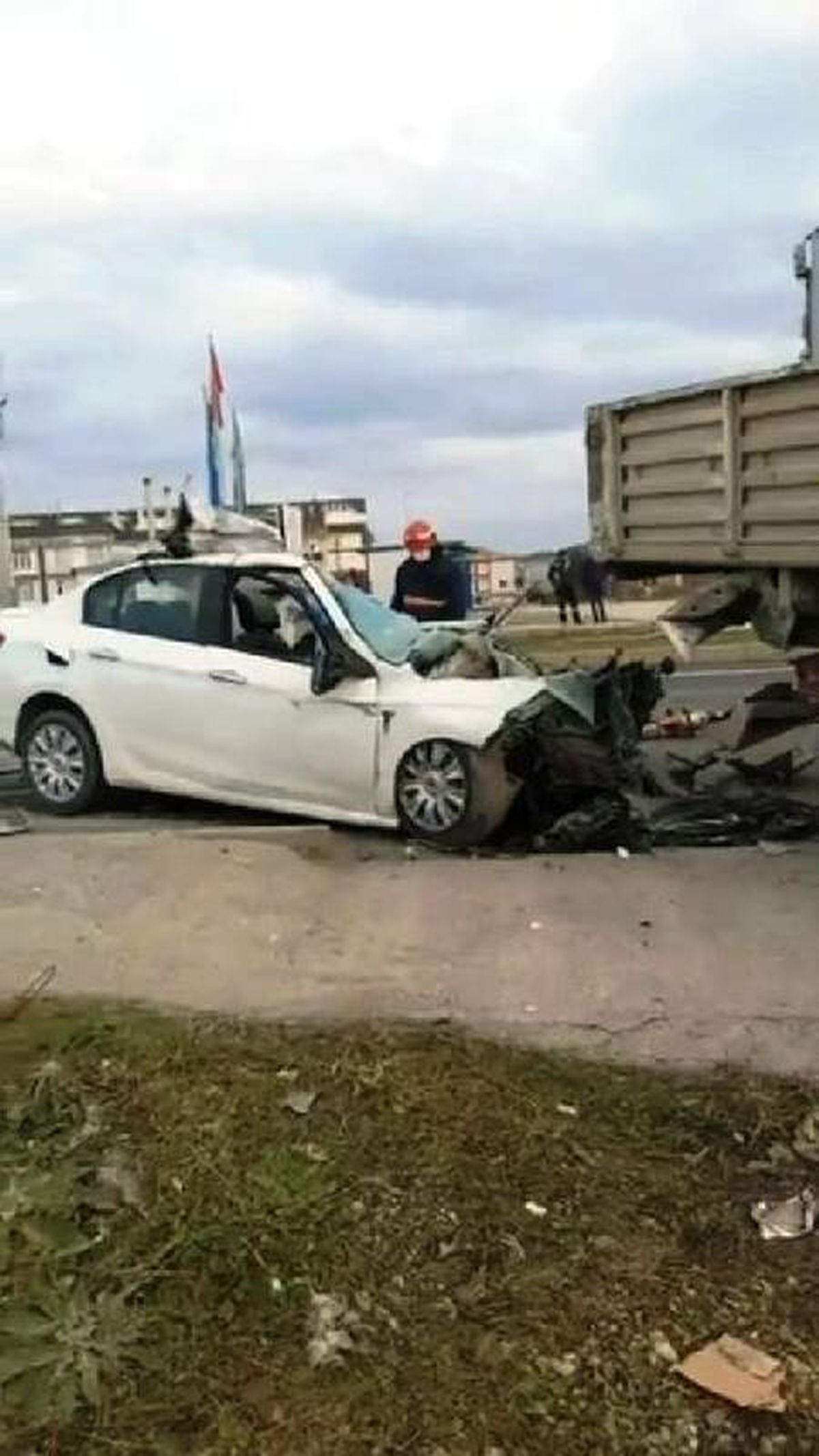 TIR'a çarpan otomobilin sürücüsü hayatını kaybetti