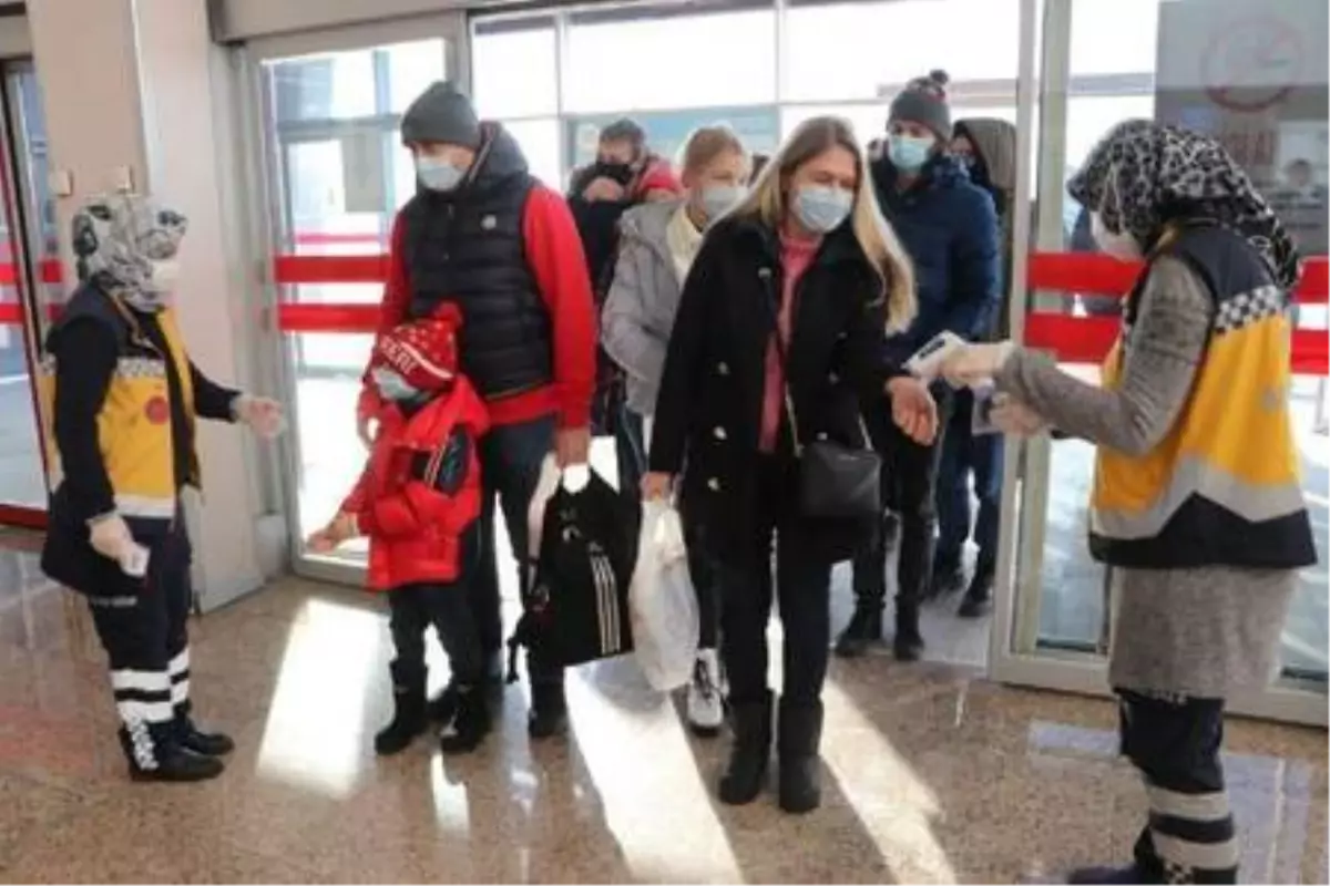 Ukraynalı turistleri taşıyan uçak buz tutma riski sebebiyle, su takıyla karşılanmadı