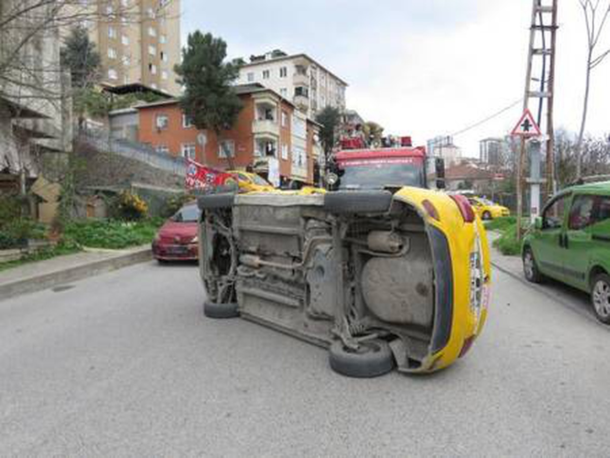 Ümraniye\'de kaza yapan taksi yan yattı; Sürücüyü itfaiye çıkardı