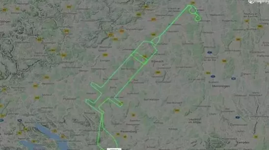 Genç pilot, halkı aşı konusunda bilinçlendirmek için gökyüzüne dev şırınga resmi çizdi Genç pilot, halkı aşı konusunda bilinçlendirmek için gökyüzüne dev şırınga resmi çizdi