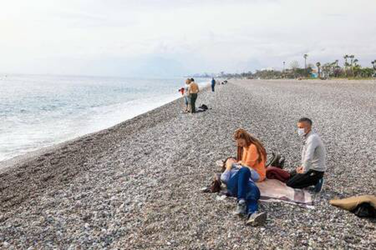 Antalya\'da kısıtlamadan muaf turistlerin deniz keyfi
