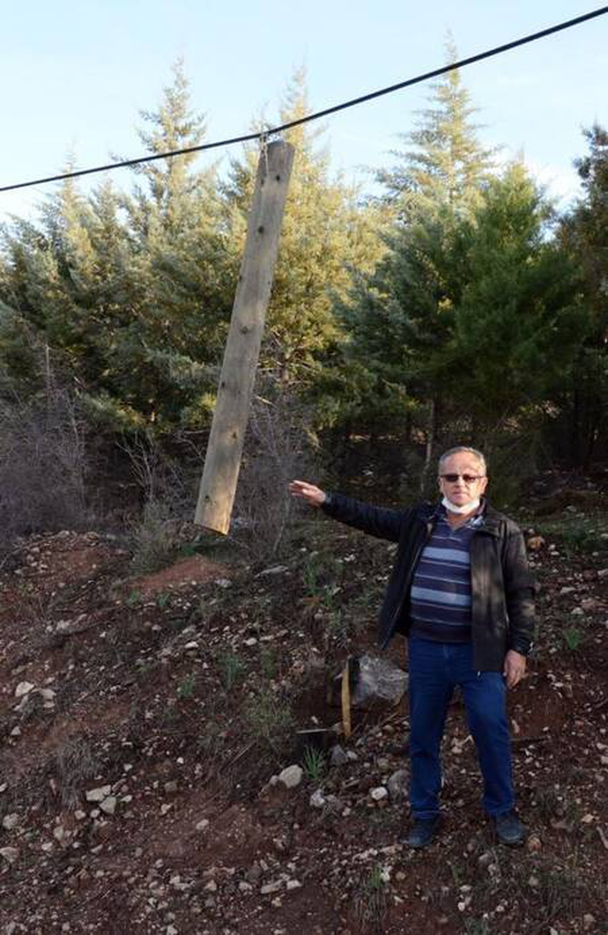 Antalya\'da şaşırtan hırsızlık; ahşap direkleri ortadan kesip çaldılar