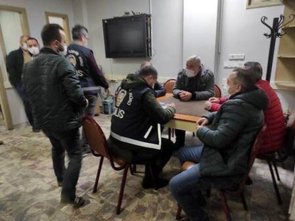 Beyoğlu'nda kısıtlamaya rağmen gizli girilip oyun oynanan kahvehaneye polis baskını kamerada