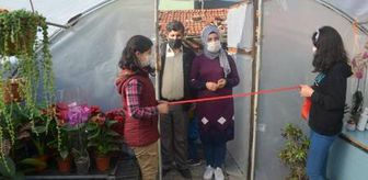 Biriktirdiği bozuk paralarla sera kurdu, pandemi nedeniyle açılışı ailesiyle yaptı