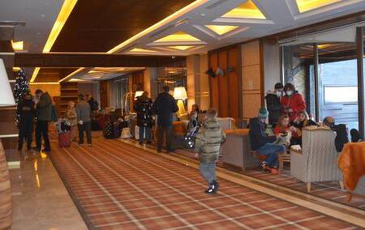 Erciyes\'te kısıtlama nedeniyle pistler boş kaldı, turistler şehir merkezinde dolaştı