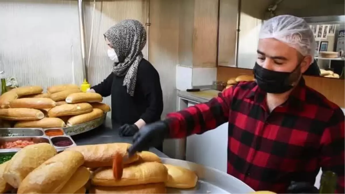 Esnaftan mesaideki polislere "tantuni" sürprizi