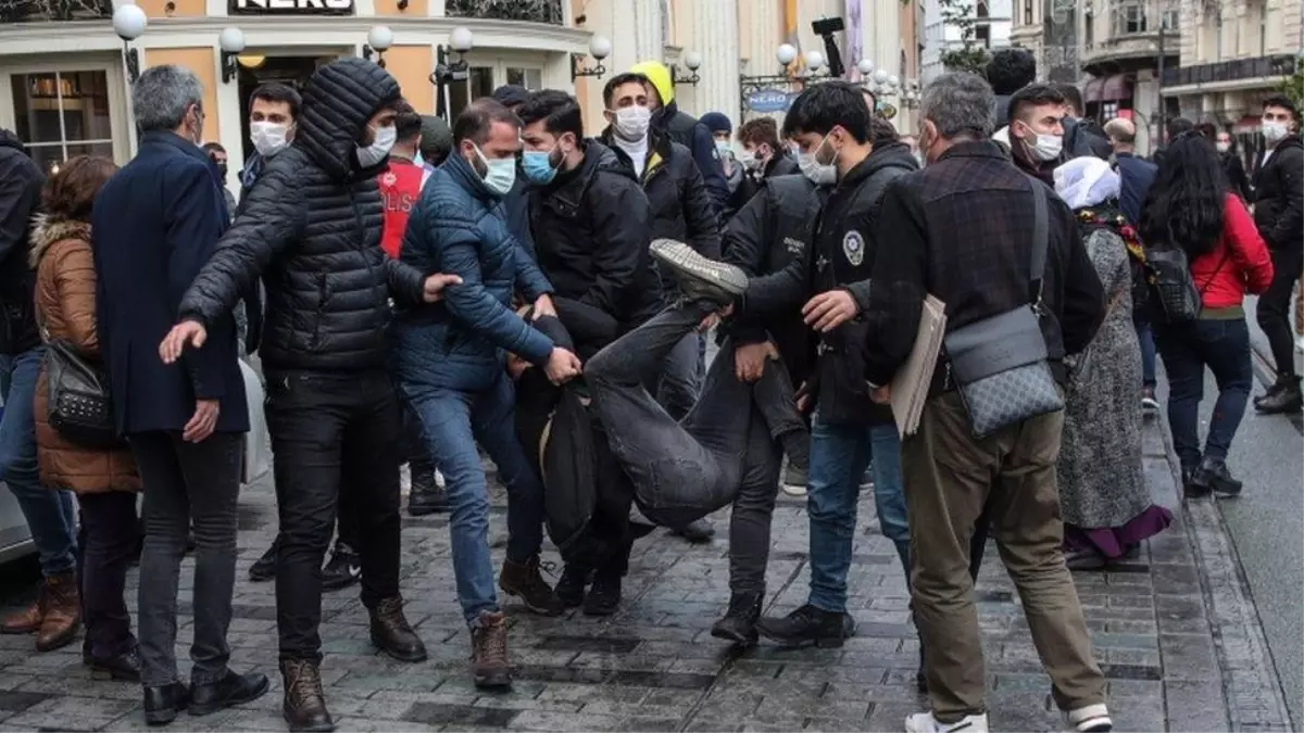 Guardian HDP\'yi yazdı: "Erdoğan\'ı tehdit eden Kürt partisinin yükselişi ve düşüşü"